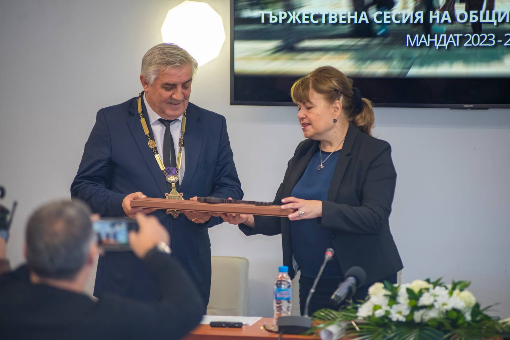 Областният управител на област Враца Надя Донкинска връчва удостоверение на кмета инж. Иван Аспарухов